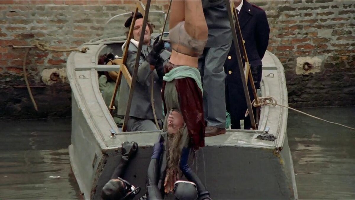 кадр из фильма А теперь не смотри