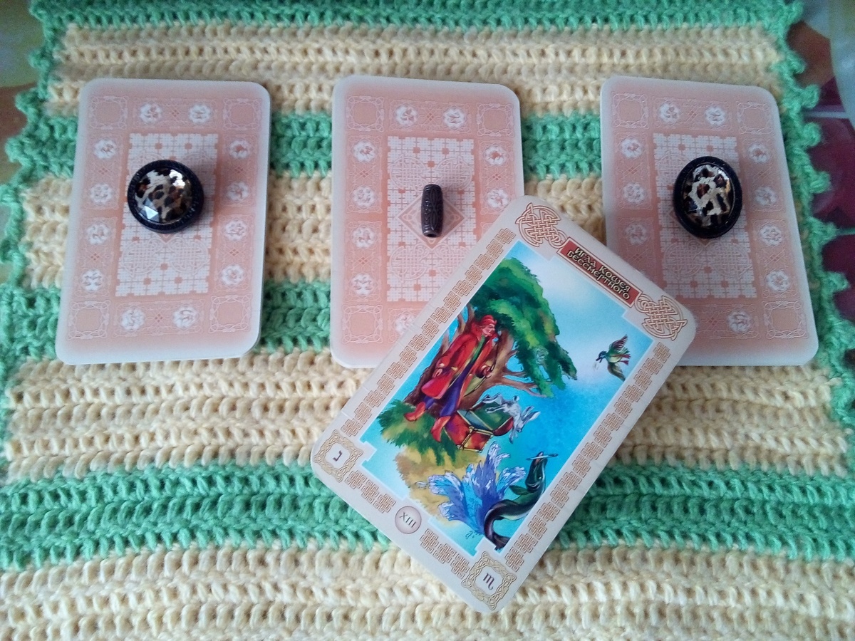 Варианты прогноза и карта на дне колоды, дающая основные рекомендации недели. Ее можно использовать, как дополнение к вариантам, так и самостоятельно. Фото автора