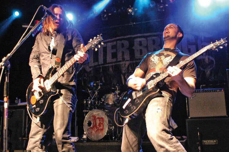 Птицы высокого полета: Alter Bridge во время исполнения центрального проигрыша || Getty