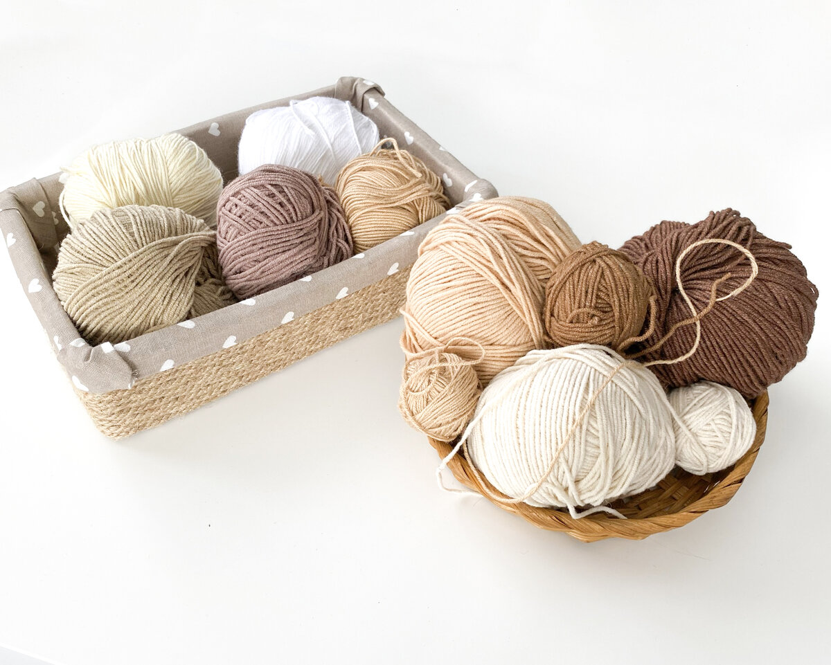 Корзинку слева я сделала сама из картона, веревки и ткани, а справа куплена в порыве в каком то магазине несколько лет назад