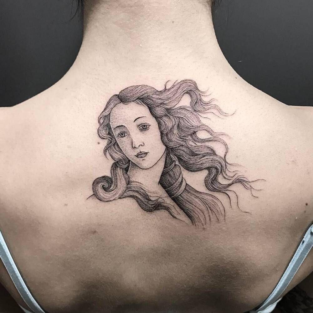 Татуировка на спине выполнена в пастельных тонах, слегка размытых для придания особой нежности.