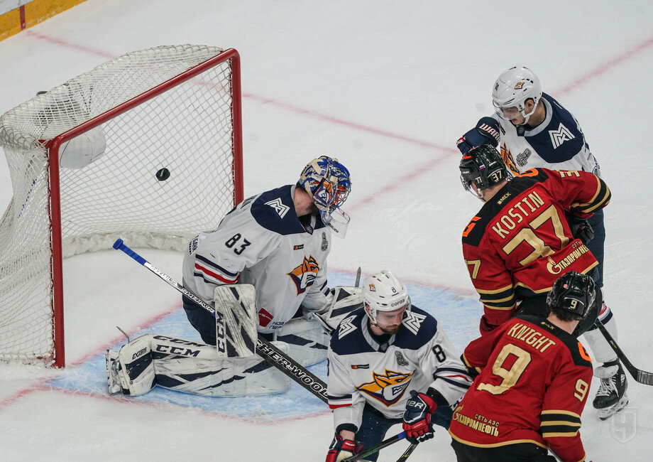Корбан Найт забрасывает очередную шайбу в ворота соперников. фото: картинки яндекса.  