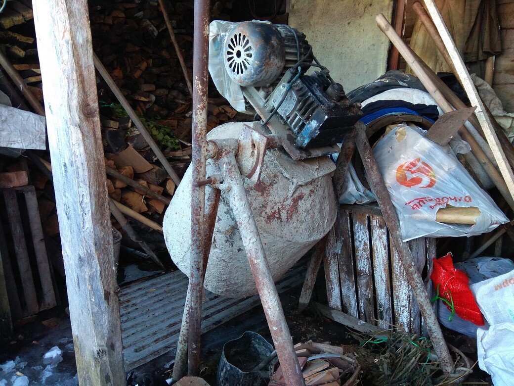 Для лучшего ракурса не стали доставать бетономешалку из сарая.