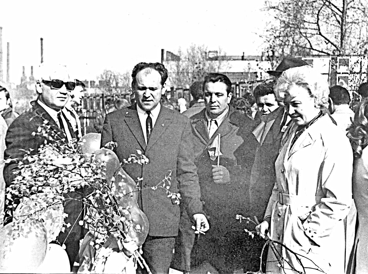 М. М. Курейчик (слева) с коллегами на первомайской демонстрации, 1970 год. 