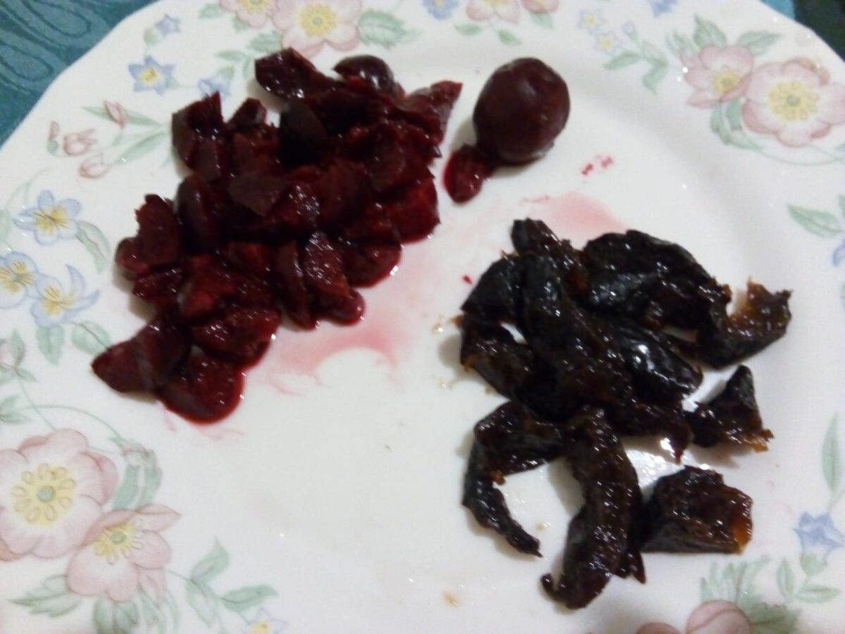 Размороженная вишня и кусочки чернослива