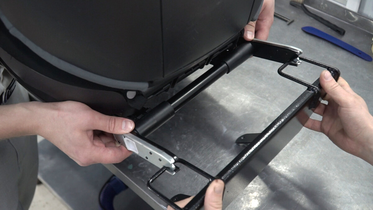 Пример автокресла с замками ISOFIX и его закрепление на кронштейне ISOFIX