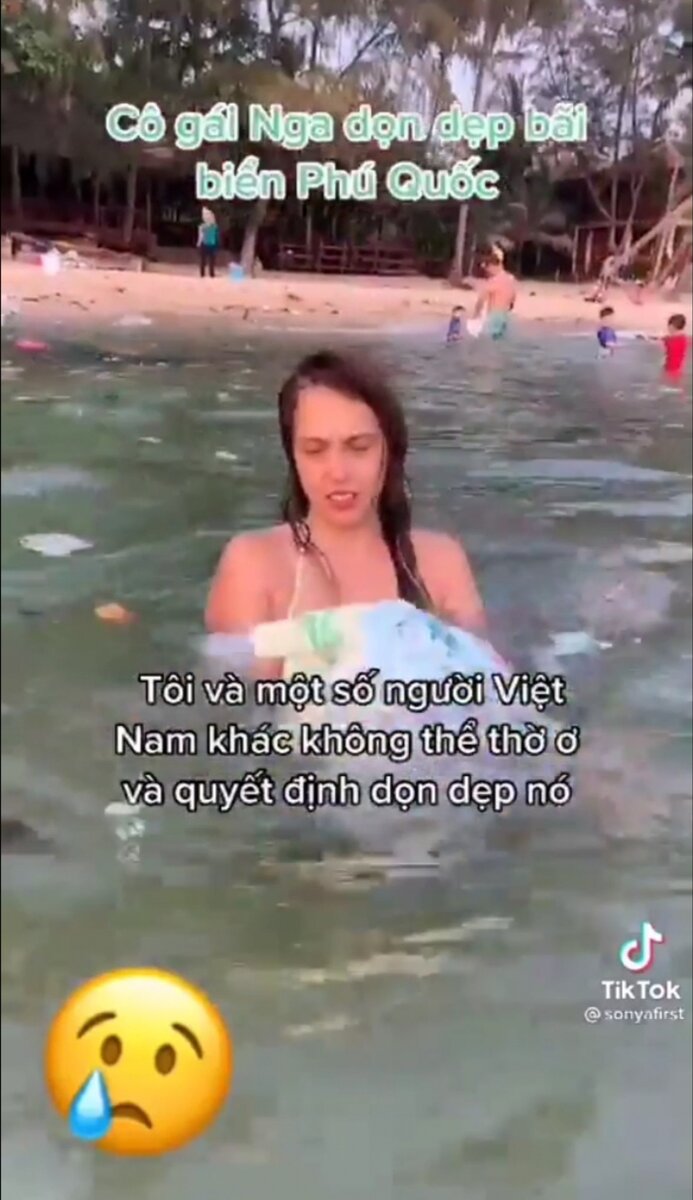 Соня собирает мусор с поверхности воды (скриншот с видео из Тик Тока).