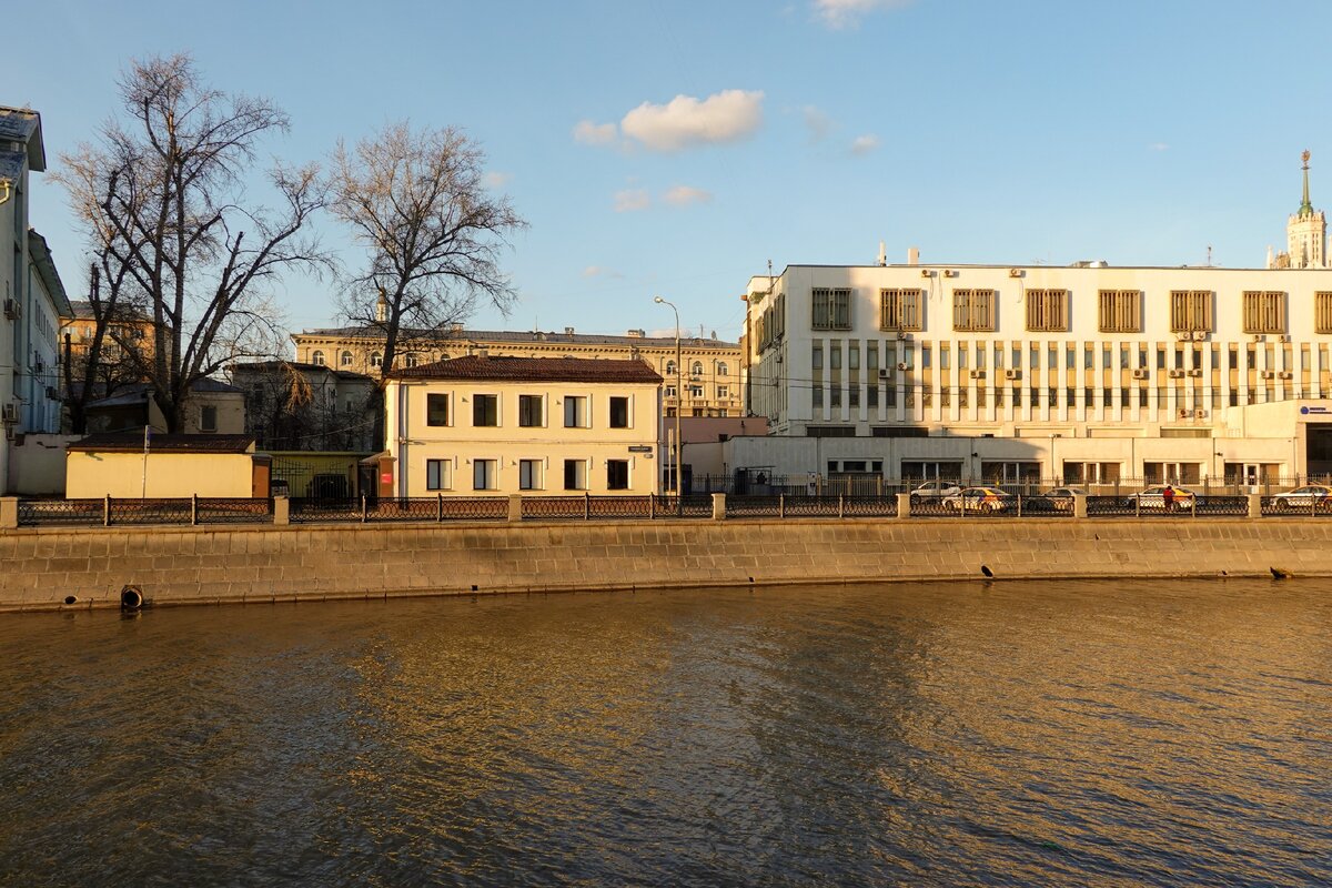 Показываю довоенную Москву (1920-1930-е), и как выглядят эти места в наши  дни. Овчинниковская и Садовническая набережные | Самый главный  путешественник | Дзен