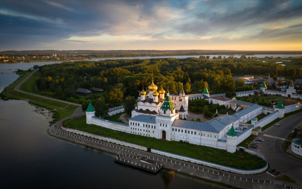 Ипатьевский монастырь. Река Кострома впадает в Волгу. Фото с сайта (https://architectureguru.ru/wp-content/uploads/2020/04/ipatiev-monastery-of-kostroma-3.jpg)