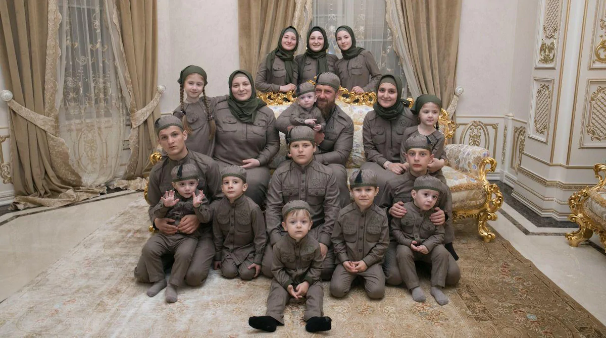 рамзан кадыров семья и дети. рамзан кадыров и медни кадырова. рамзан кадыров семья и дети. младший сын рамзана кадырова. семья рамзана кадырова 2020.