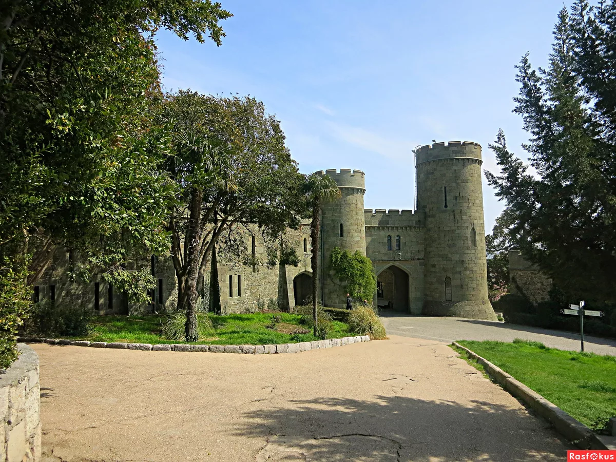 Фото: Западные ворота Воронцовского дворца.