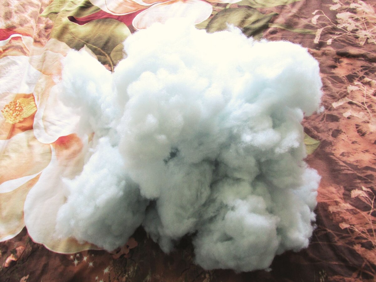 500 грамм синтепуха (он с сероватым оттенком)