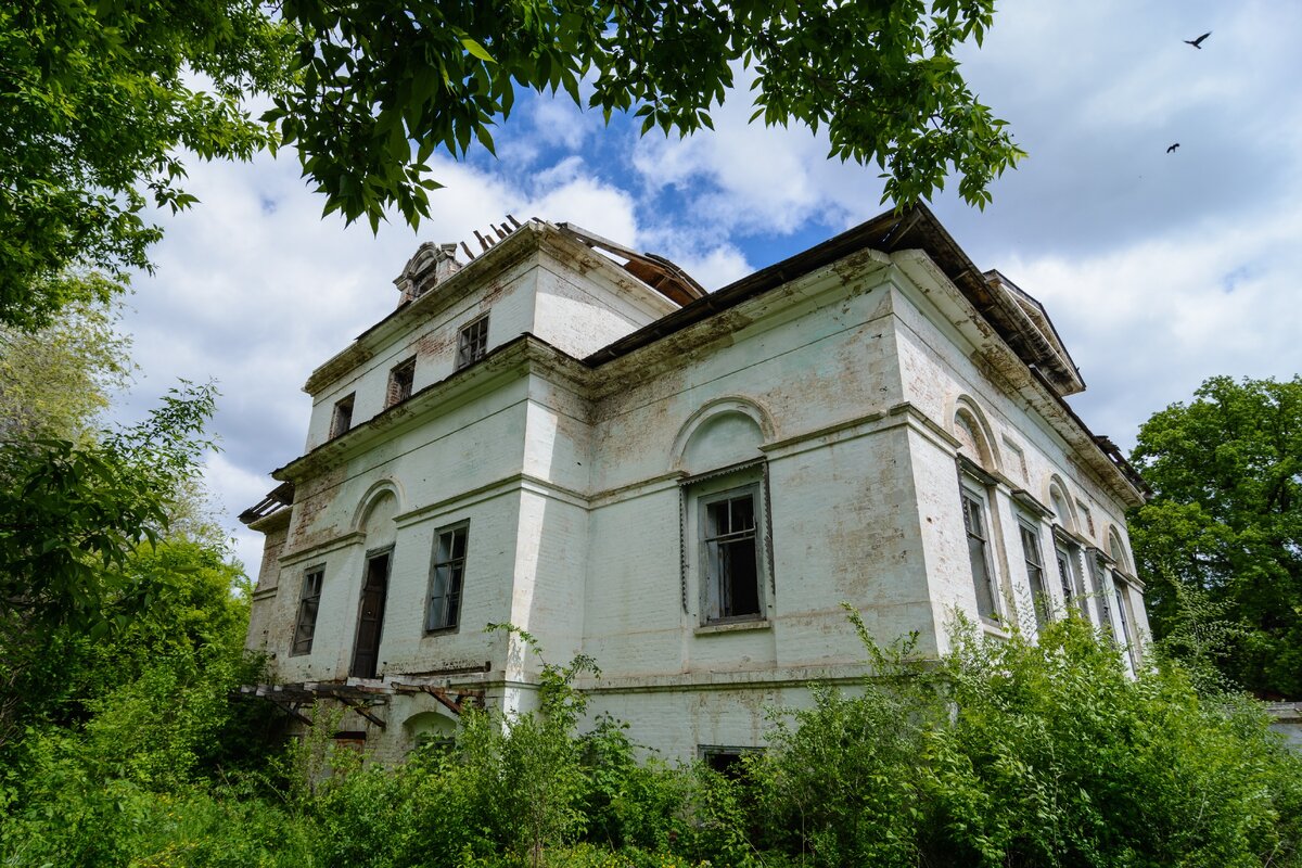 Руины усадьбы Орловых-Давыдовых в селе Усолье