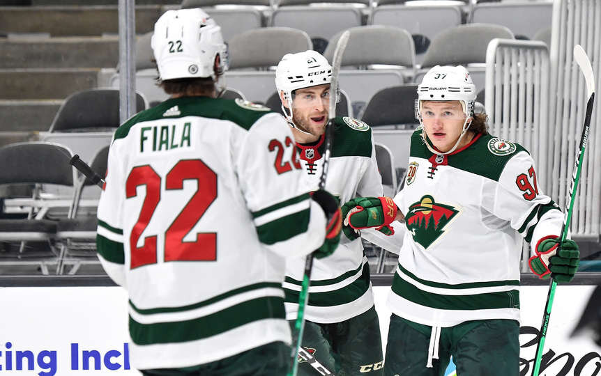 К.Капризова поздравляют с очередной забитой шайбой