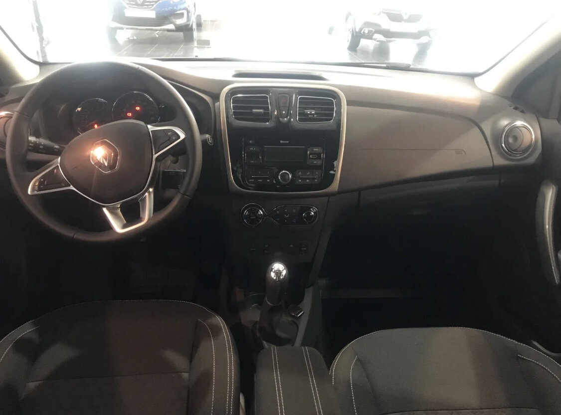 Сказать, что салон устарел - ничего не сказать. 2-ой Логан то от первого поколения не особо отличался по поведению и внешности, но вот салон обновить пытались. Только он устарел, не успев еще попасть в руки владельцам. Крутилки, мультимедии, кнопки все выглядит очень унитарно и также на ощупь, единственное, что действительно приятно в этом авто - это руль