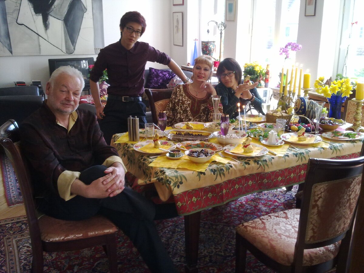 Квартира профессора Райнберта Эверса. Пасхальный ужин. Райнберт слева. 