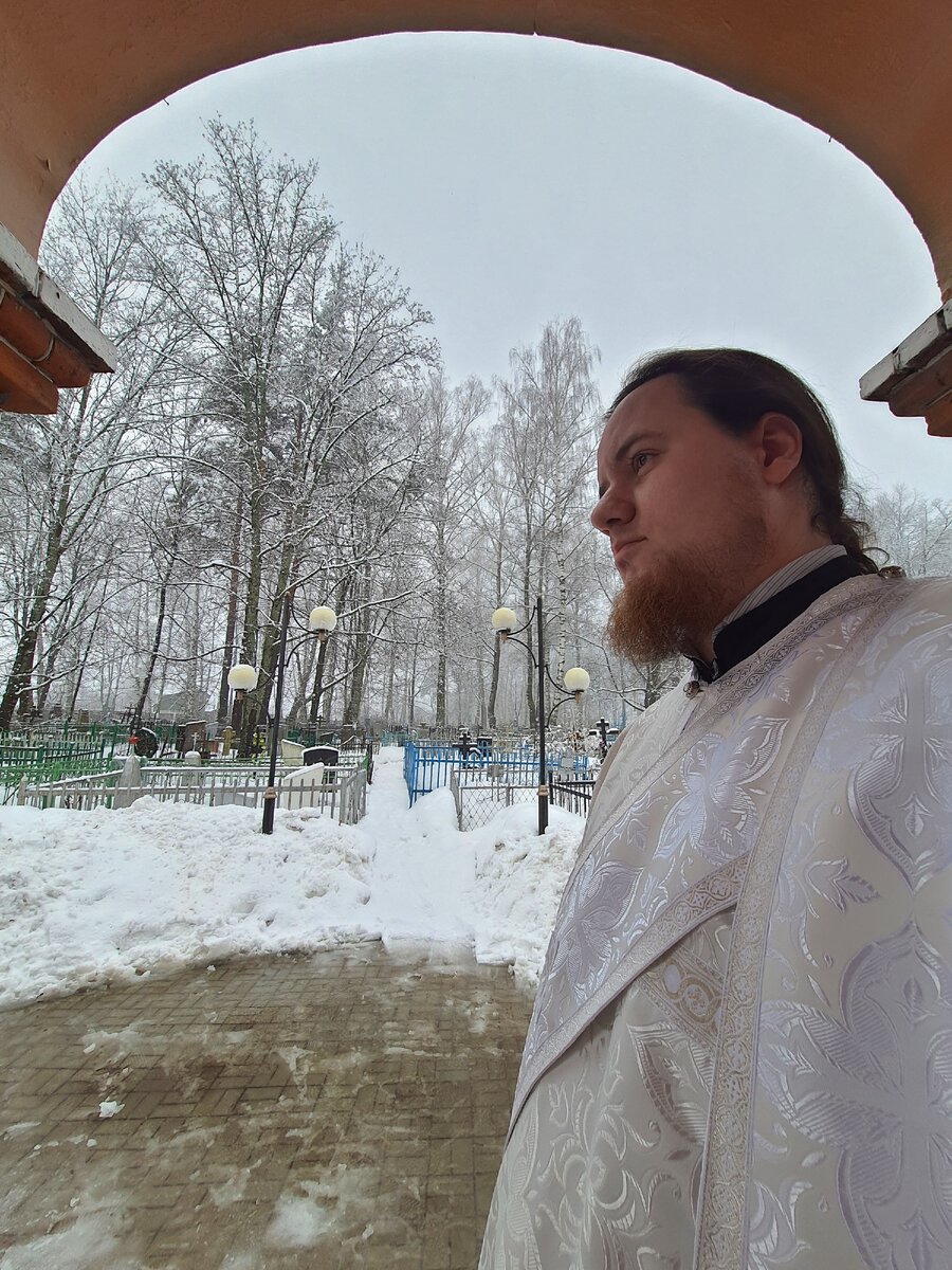 На паперти Всехсвятского храма г.Гороховца (храм кладбищенский)