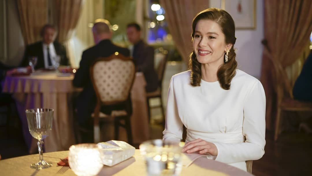 Бурджу Бириджик в сериале "Девушка за стеклом"