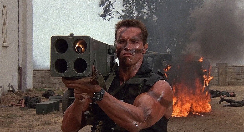 Всем интересно что же Арни держит в руках 