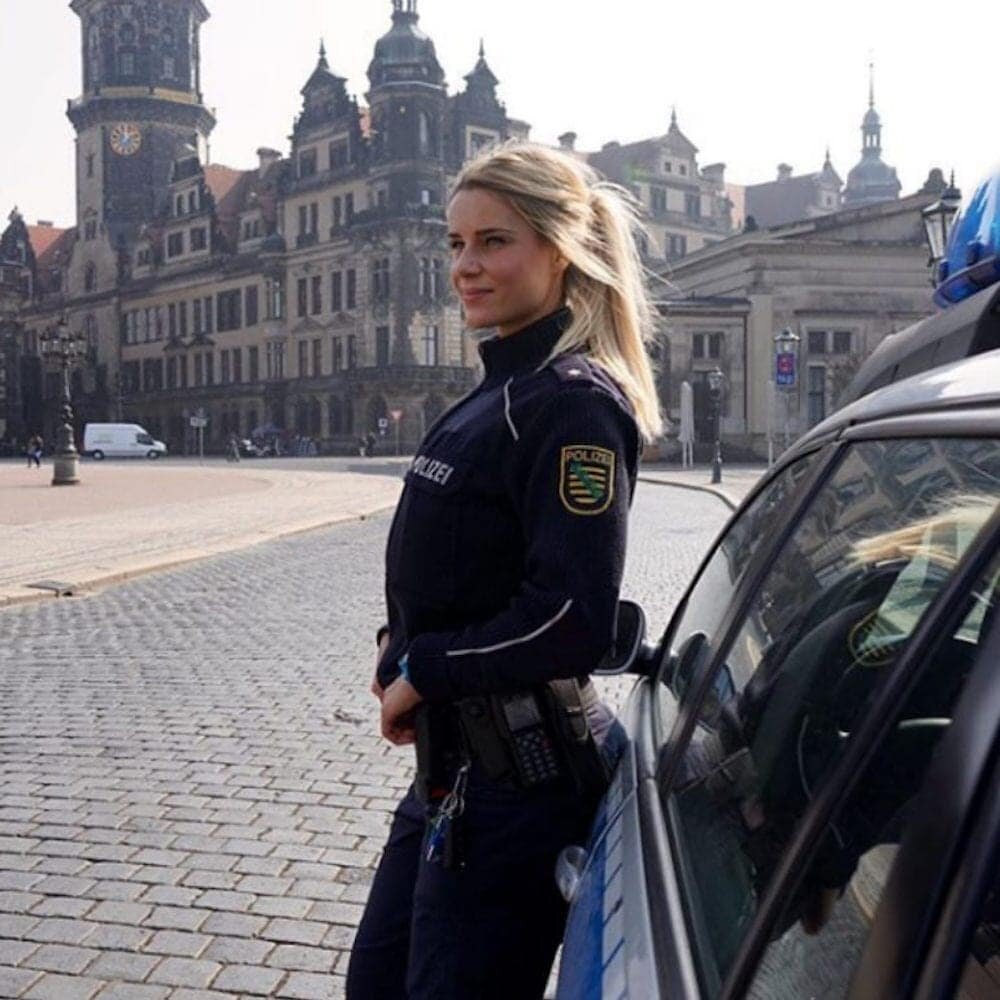Красивые женщины полицейские детективы на работу с оружием