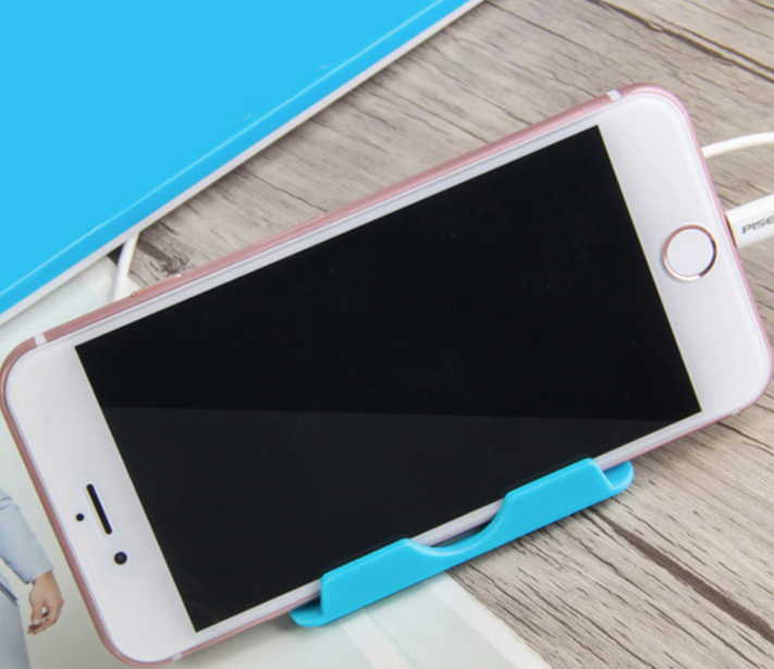 Также можно удобно заряжать и пользоваться смартфоном