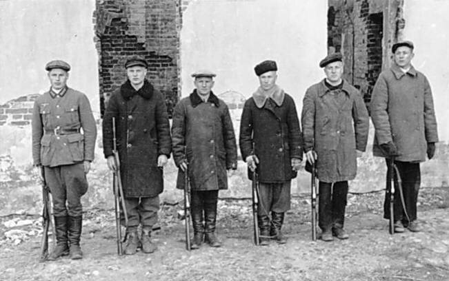 Полицаи на службе у фашистов.