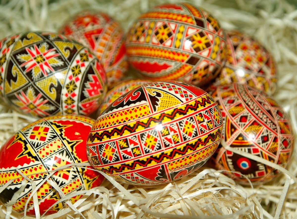 Пасхальные яйца на древесной стружке