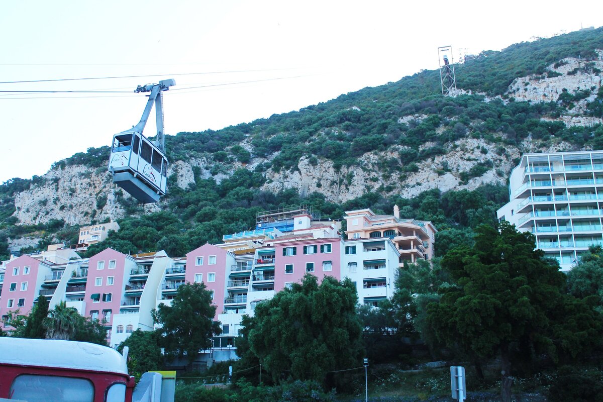 У подножия горы на нижней станции фуникулера