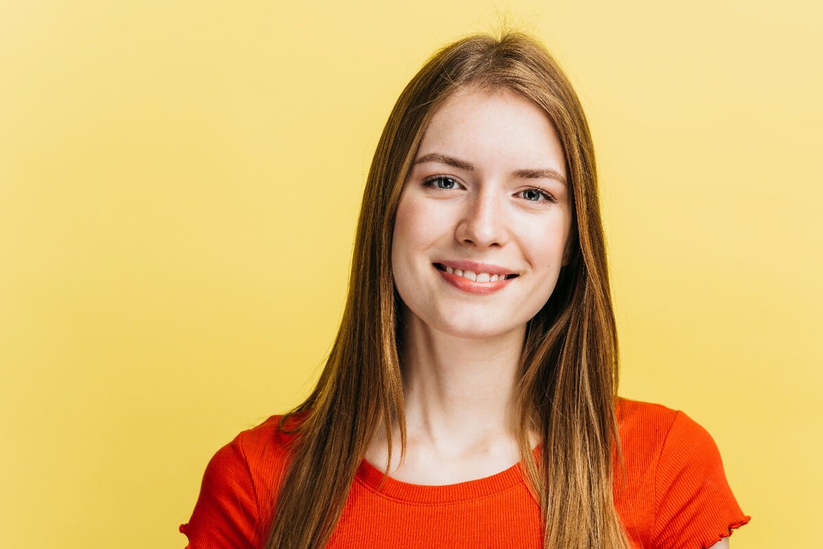 Дорогие читатели, всем привет! Многие пациенты жалуются на то, что некоторые зубы чрезмерно отличаются от других своим цветом. 