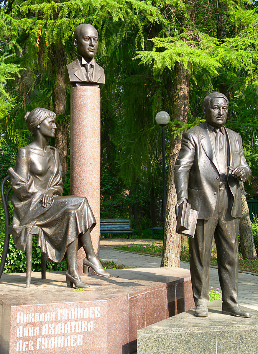 Памятник в Бежецке семье Гумилевых-Ахматовой