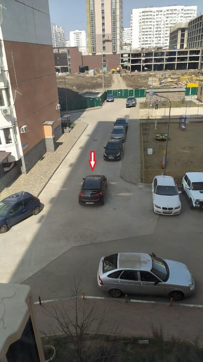 Пример вечерней парковки, когда поставил машину "вроде никому не мешаю", а утром она оказалась посреди дороги