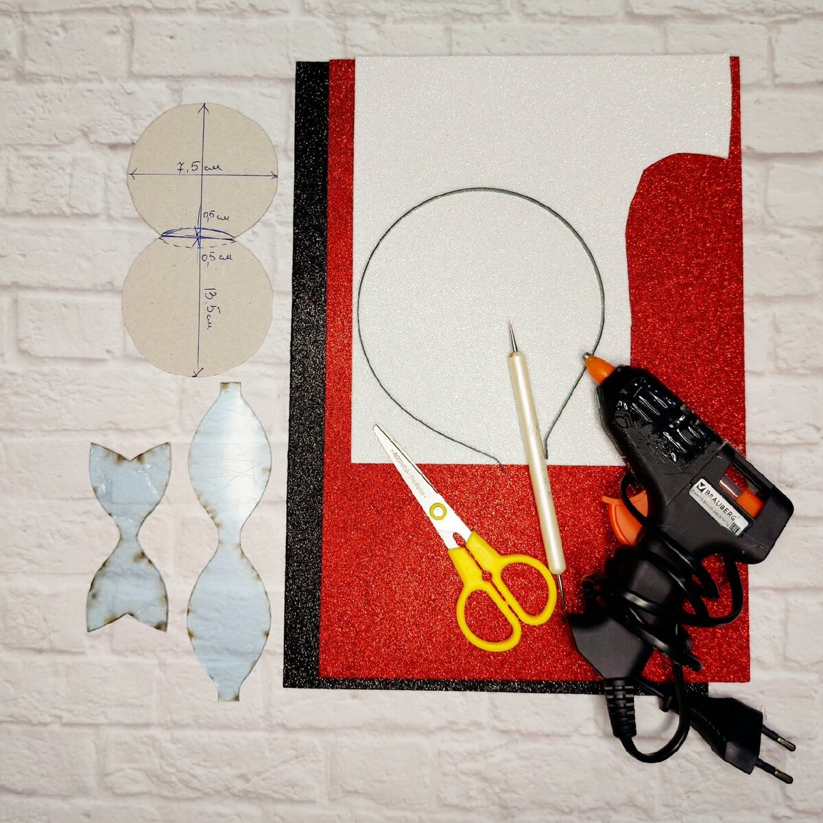 Материалы и инструменты для изготовления украшения с ушками