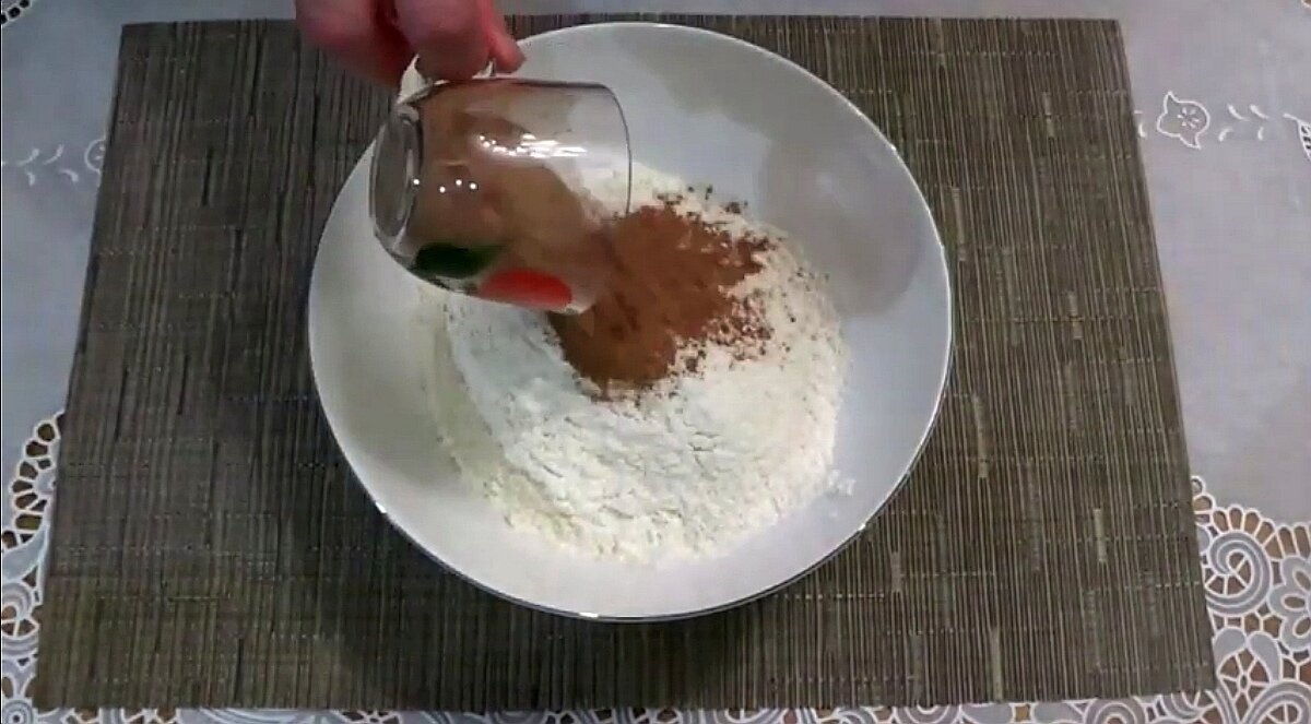 Соединяю муку с какао. 