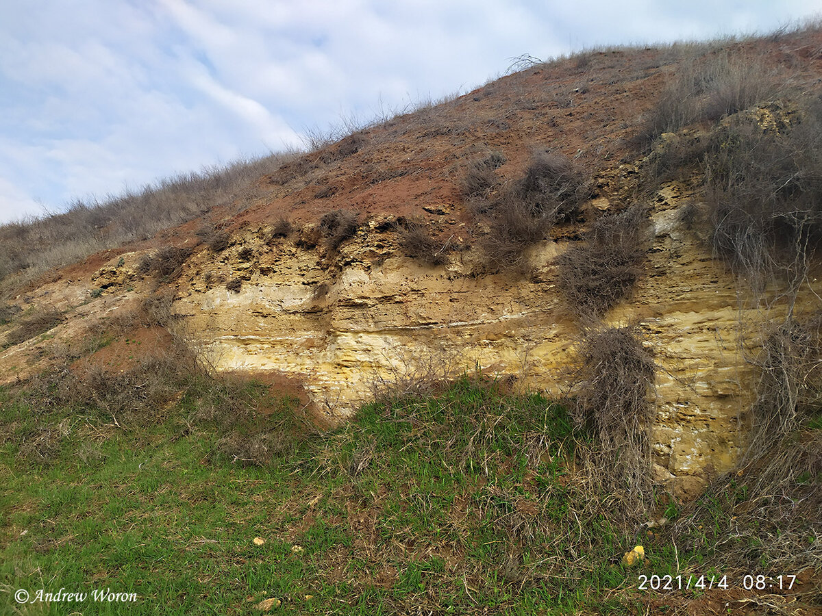 Каменистый обрыв на склоне холма