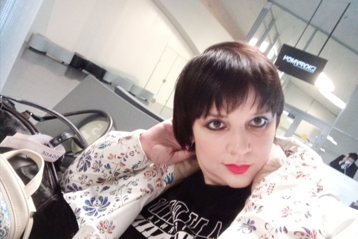 Мы с сумками ждем вылета в Минеральные Воды. Не взяла билет "с багажом" из экономии и замучилась. Поэтому - рекомендую все-таки сдавать. 