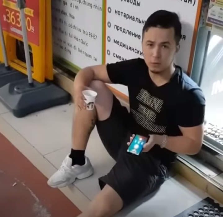 Фото - не его, но очень похож чертами лица. Только тот был постарше