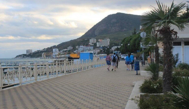 Алушта фото набережной пляжей Знакомимся с Алуштой. Профессорский уголок Дача Бекетова Отдых в Алуште Дзен