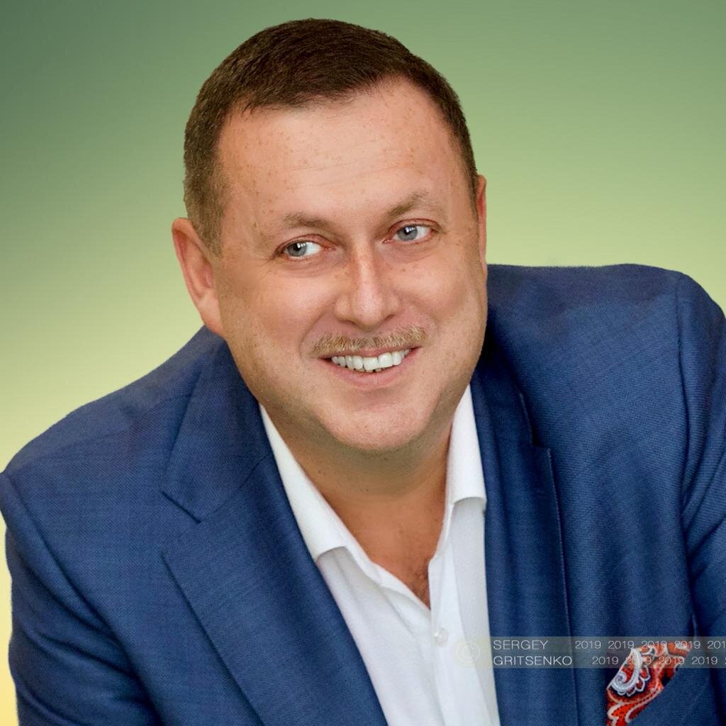 Игорь Мизрах. Шеф-редактор политических журналов "Рейтинг" и “Persona.top”, владелец крупного медиа-холдинга “PERSONA”, собственник крупных юридических компаний, владелец телевизионной программы «Пульс Украины», владелец “MIZRAKH PRODUCTION”