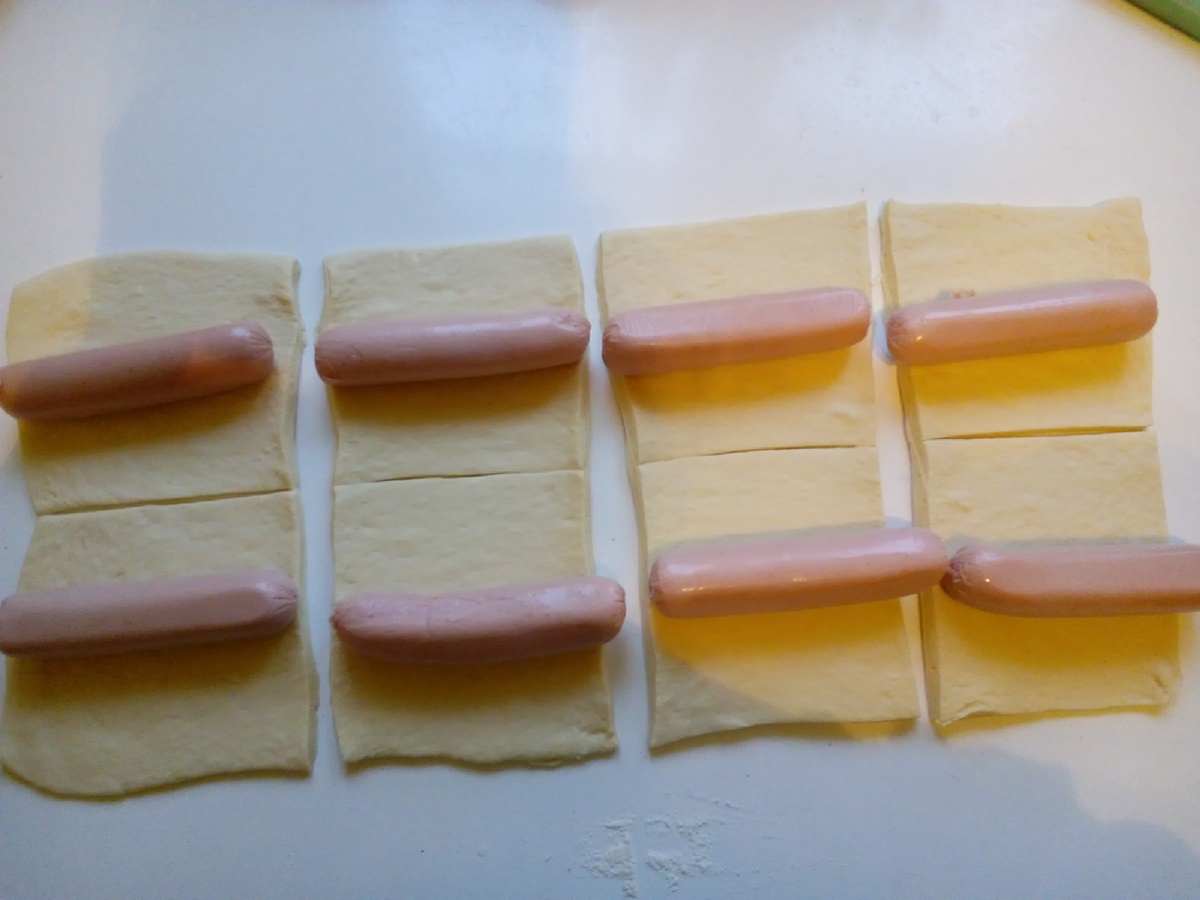 Сосиски кладем в середину теста.