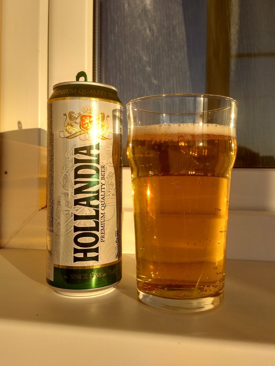 «Hollandia Premium» в бокале на солнечной лоджии. 