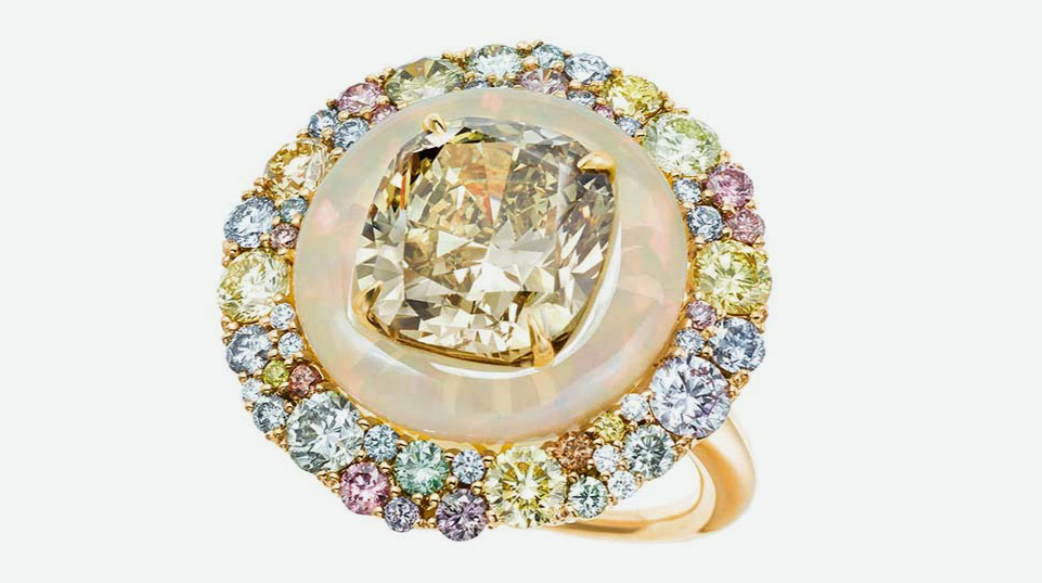 Кольцо Tiffany & Co с центральным тёмно-коричнево-зелёно-жёлтым бриллиантом в оправе из опала и разноцветных бриллиантов