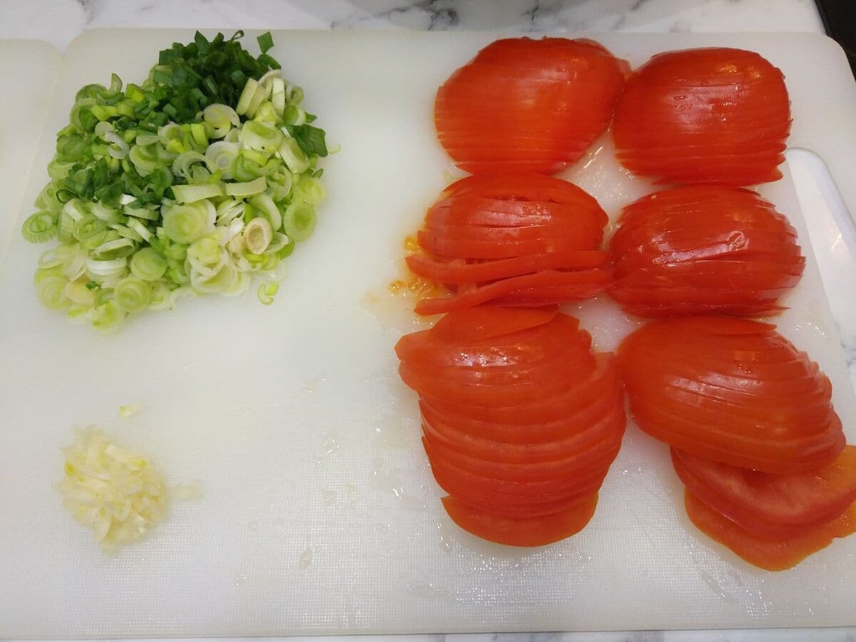 зелень, чеснок и помидоры