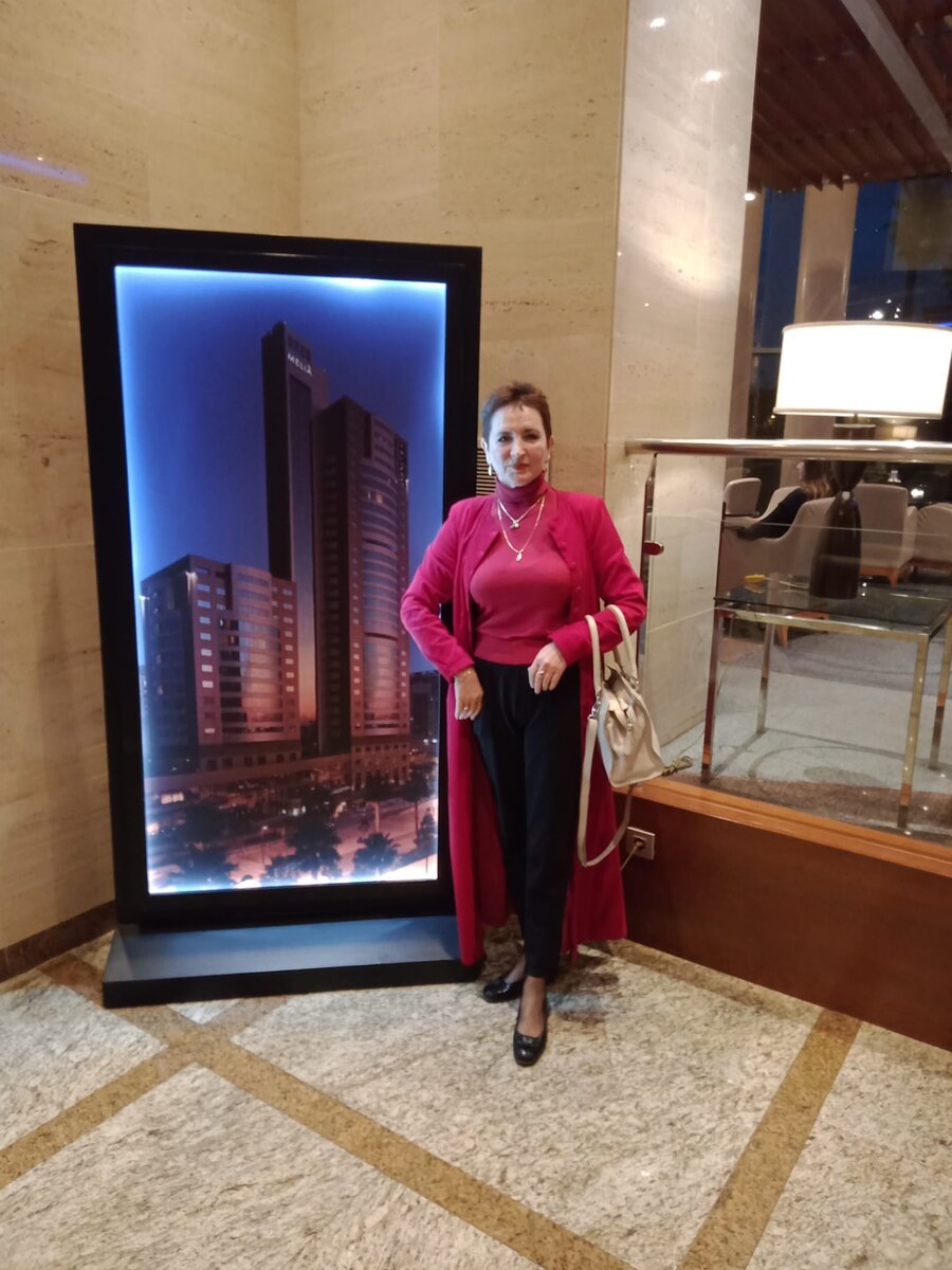 Фото сделано в той высотке, около стенда с которой я стою. Это отель в центре Валенсии.