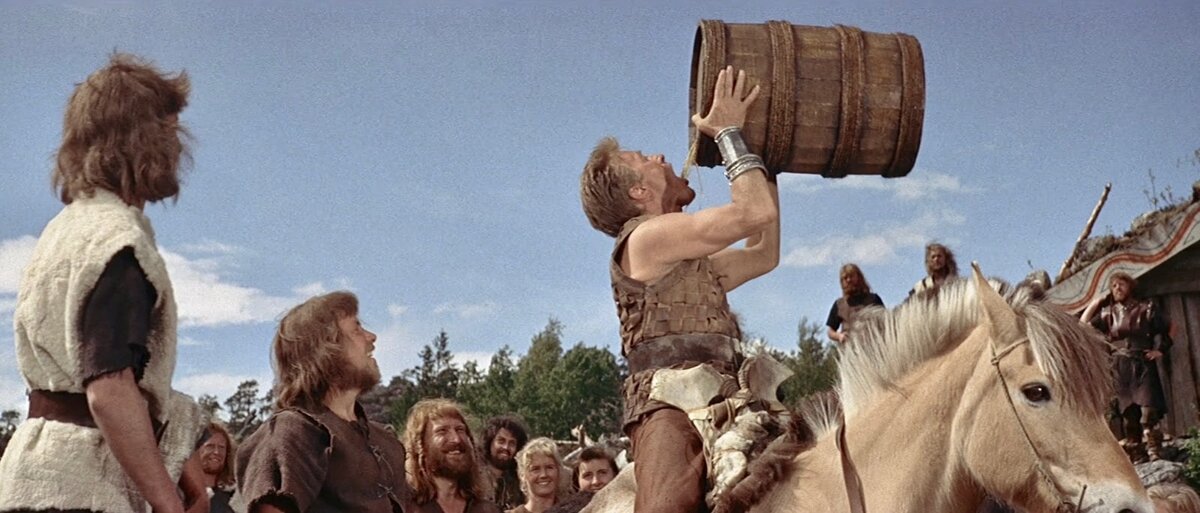 Кирк Дуглас пьет грог в фильме "Викинги" Ричарда Флейшера