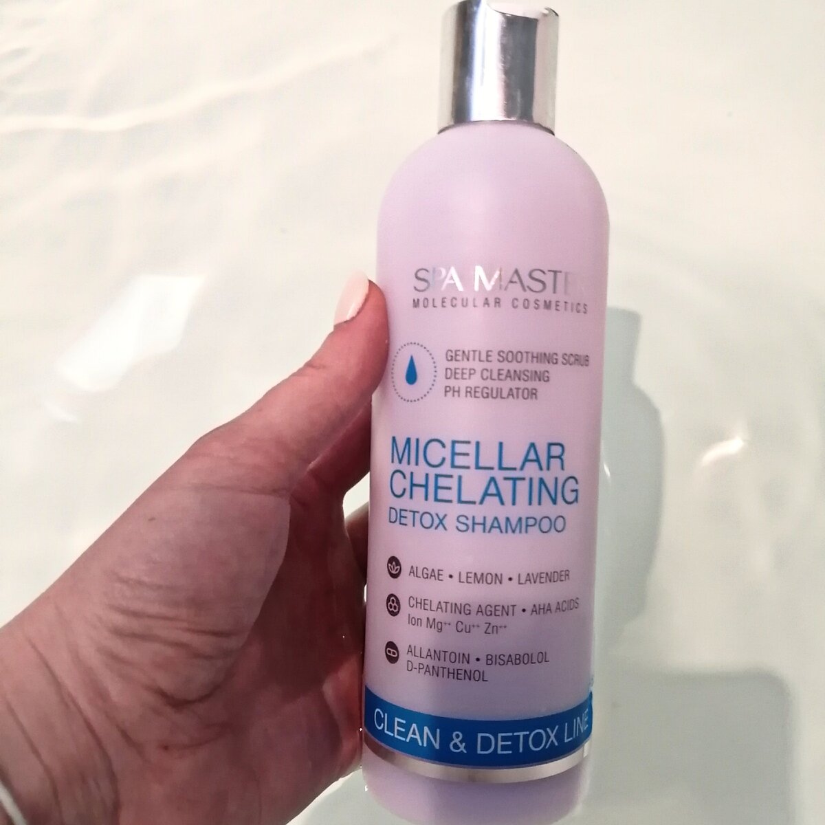 Вообще, об этом я сама узнала не так давно, но оказывается, кожу головы нужно очищать от лаков, сухих шампуней, перхоти и прочей косметики. 