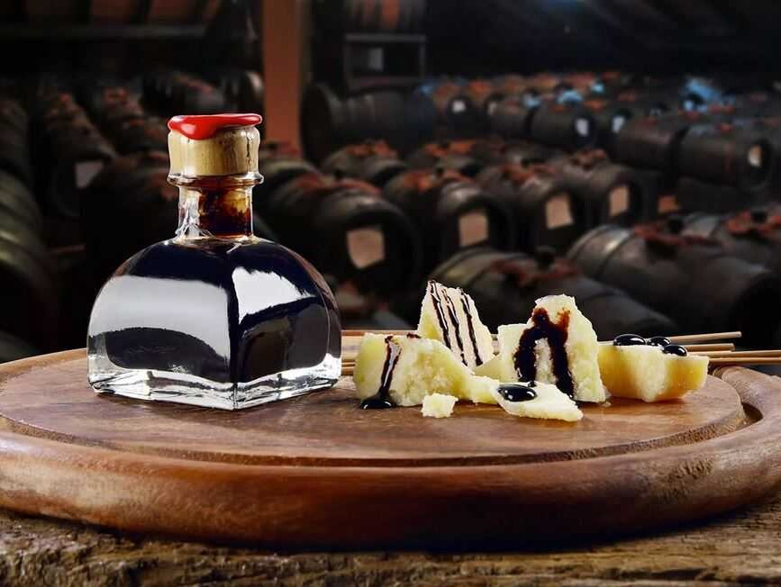 бальзамический уксус DODI  50 лет выдержки. флакон на 50 мл. в 2012 на фестивале Оливагифт шеф-гурман принял участие Рикардо Доди. Он принес нам в дар такой бальзамик, нам было страшно его открывать, так как в нашей компании не было ни одного человека старше этого уксуса. в нем 7000 единиц полифенолов  на 1 литр фото с сайта Доди