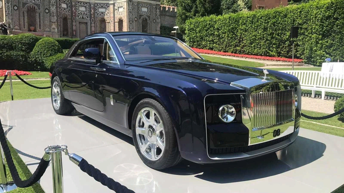 Жёлтый Rolls-Royce с своей личной парковкой в жёлтый цвет