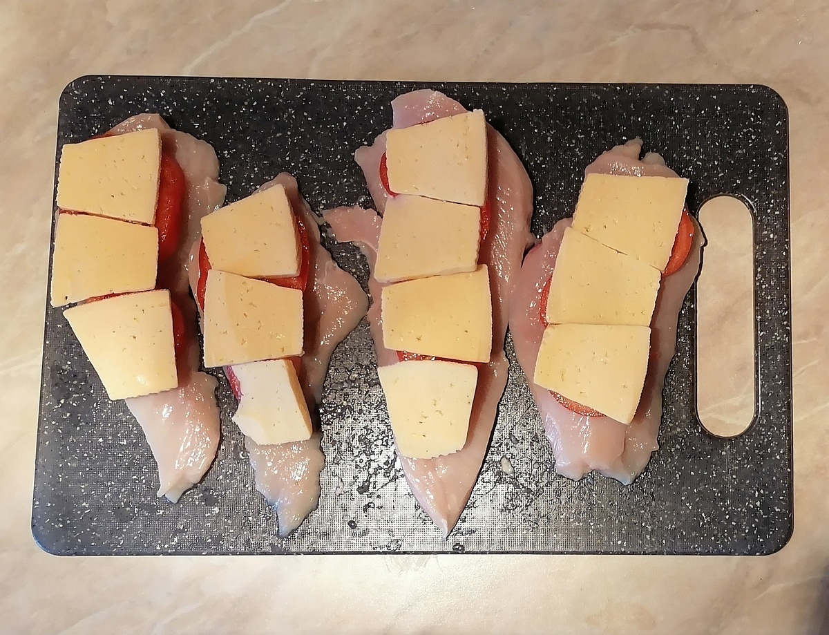 Сыр можно нарезать еще меньше и тоньше, чтобы мешочки было удобней делать