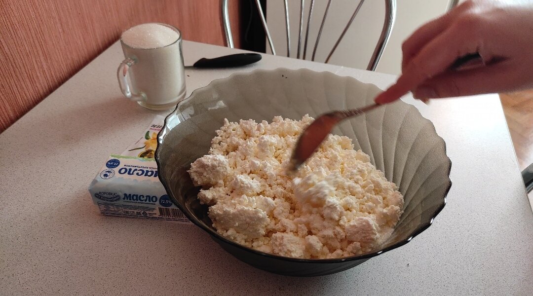 500 гр творога разминаем ложкой или вилкой, чтобы не было комочков