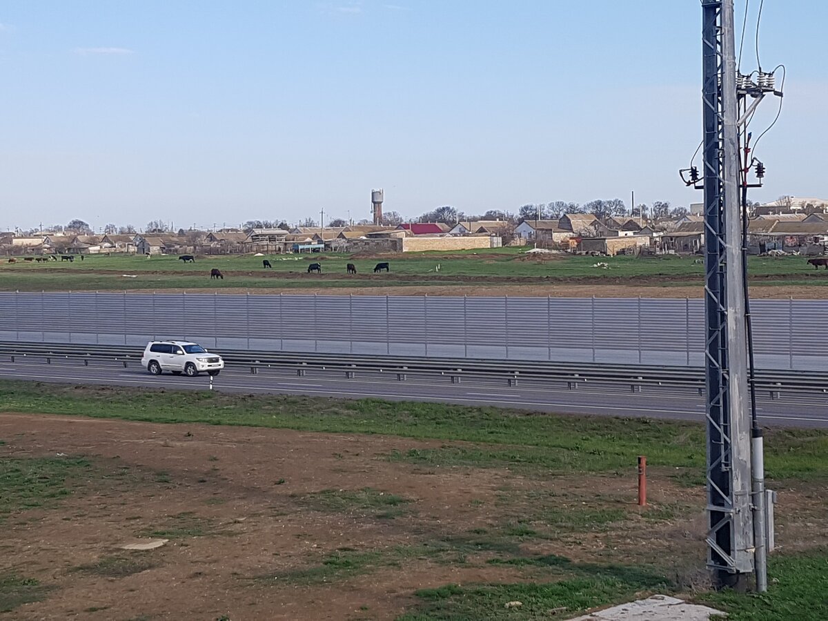 Трасса "Таврида", а за ней село Батальное. Возле каждого села вдоль "Тавриды" есть надземные переходы и остановка.